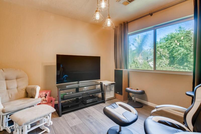 689 S Dodge Street 2nd Floor Landing