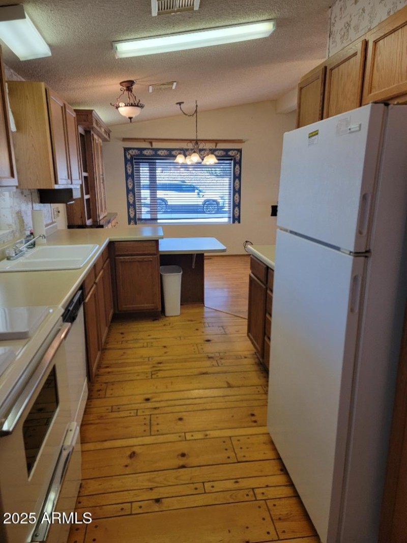 3927 Col kitchen view