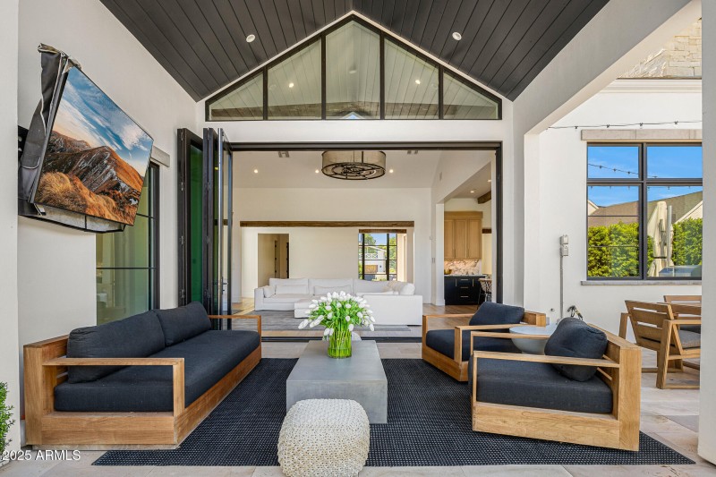 08indoor outdoor living