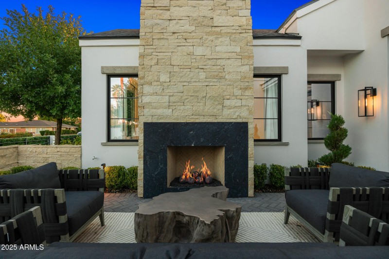 63front courtyard lounge2-Edit