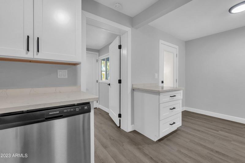 012_KITCHEN EATING AREA