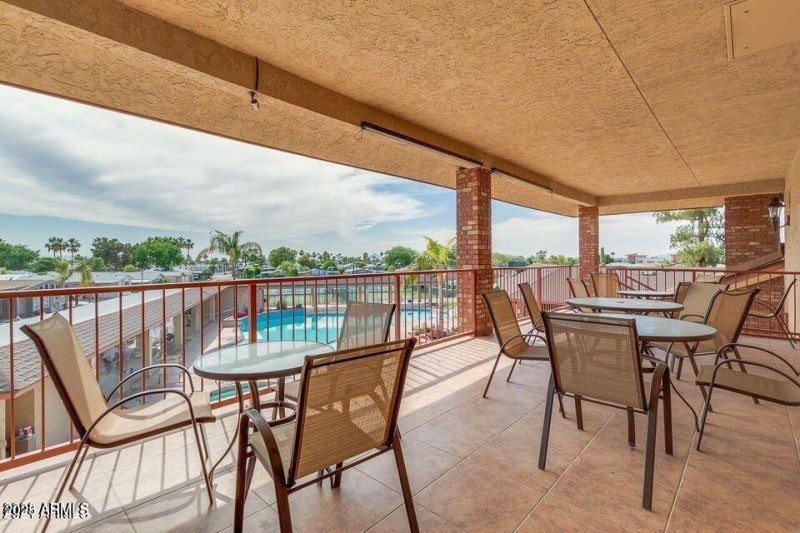 clubhouse upper patio
