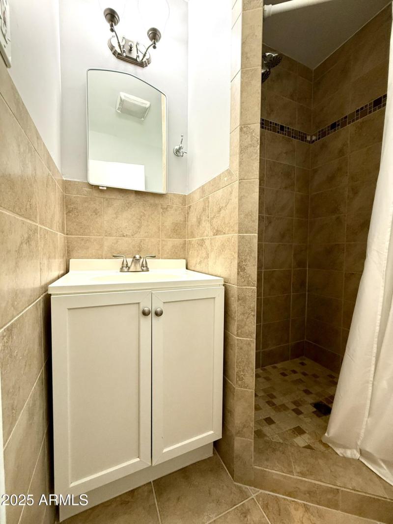 7016 bathroom 2 with walkin shower
