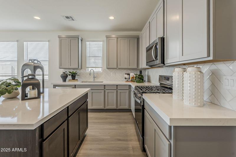 Kitchen W Neutral Backsplash