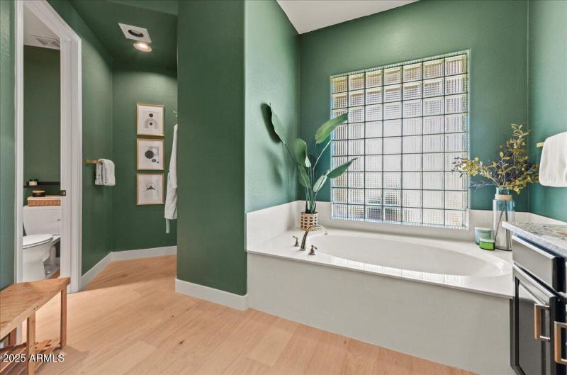 11490 Primary bath 2