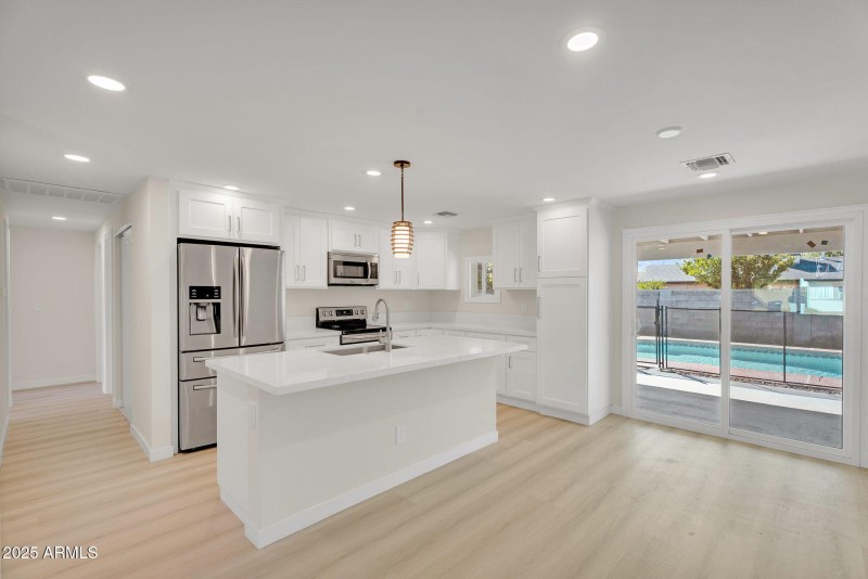 8-web-or-mls-3545 E Friess Dr-8