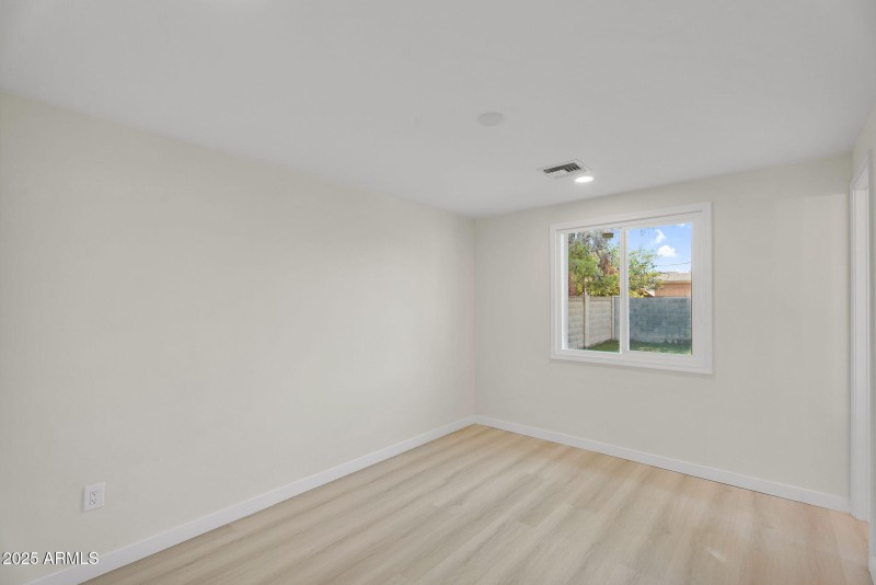 22-web-or-mls-3545 E Friess Dr-22