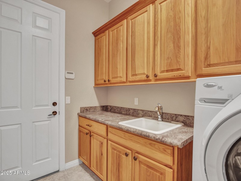Laundry w wash sink