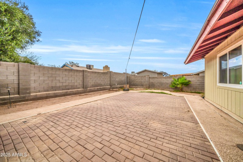 4207 N 79th Ln-32