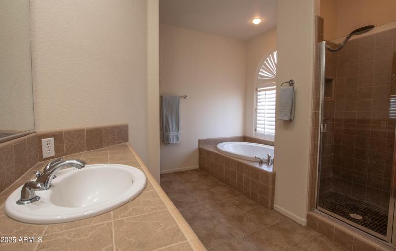 MASTER BATHROOM w/SEPARATE TUB & SHOWER