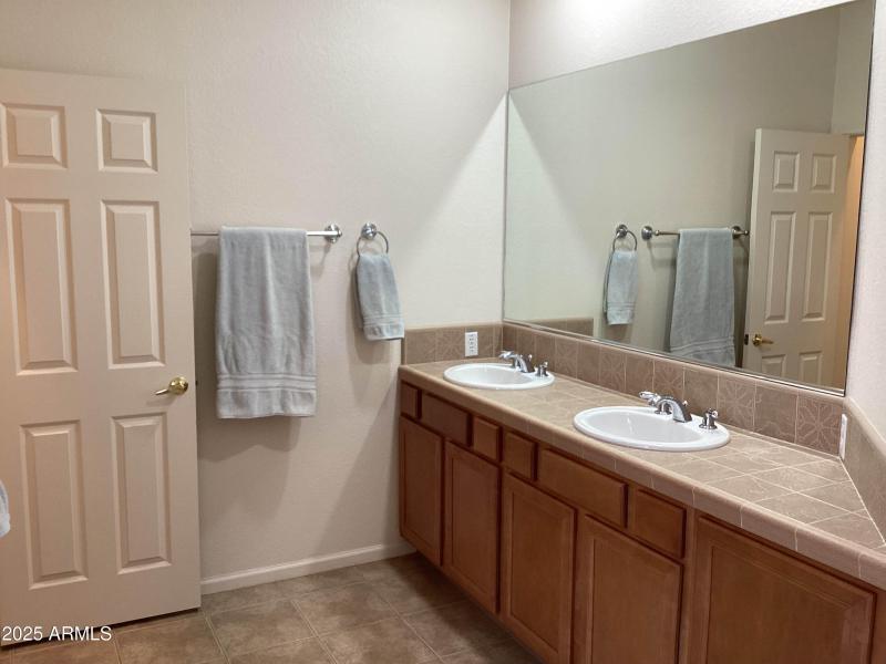 MASTER BATHROOM w/ DUAL SINKS