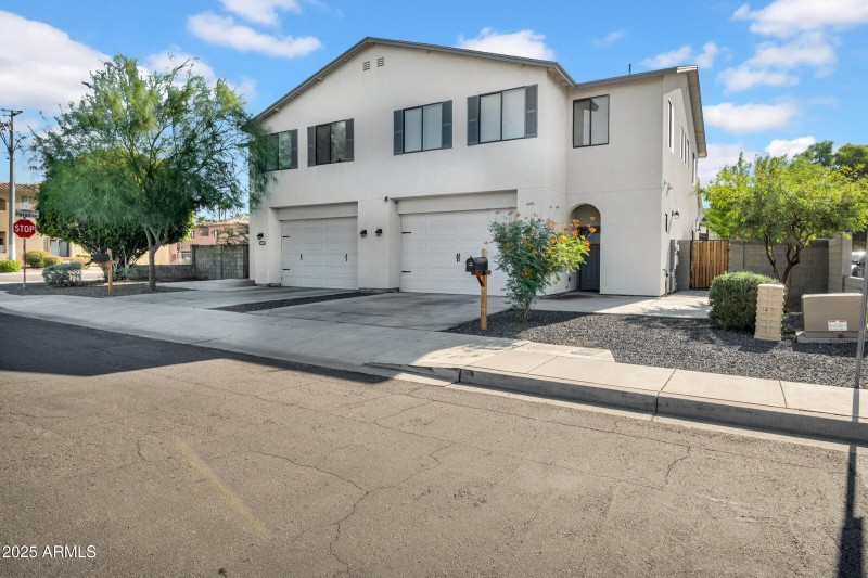 2-custom-3005 E Paradise Ln-2