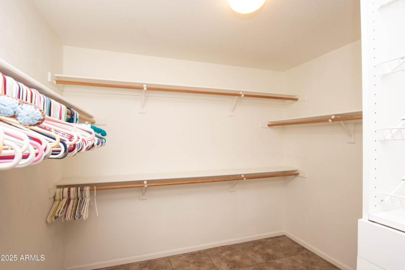 LARGE WALK-IN CLOSET
