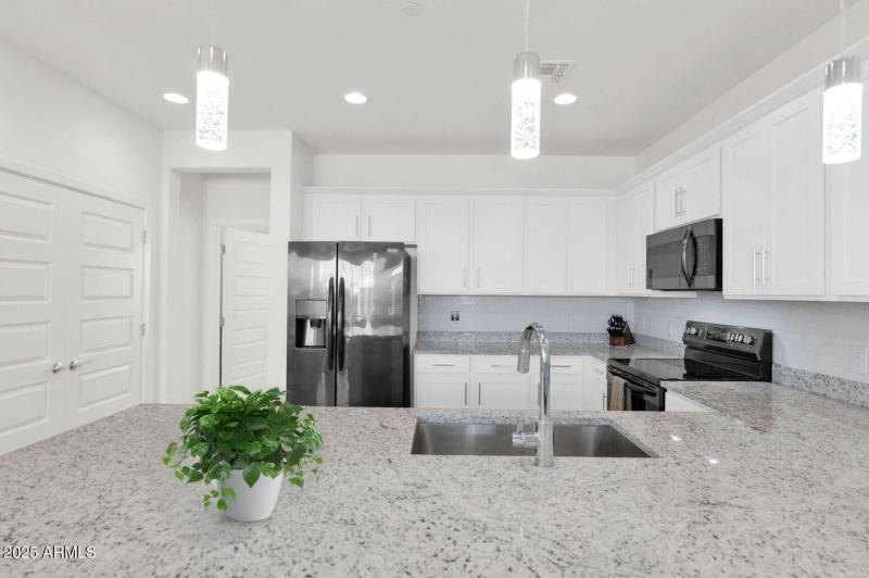 4018 Pony 101 - 10Kitchen1