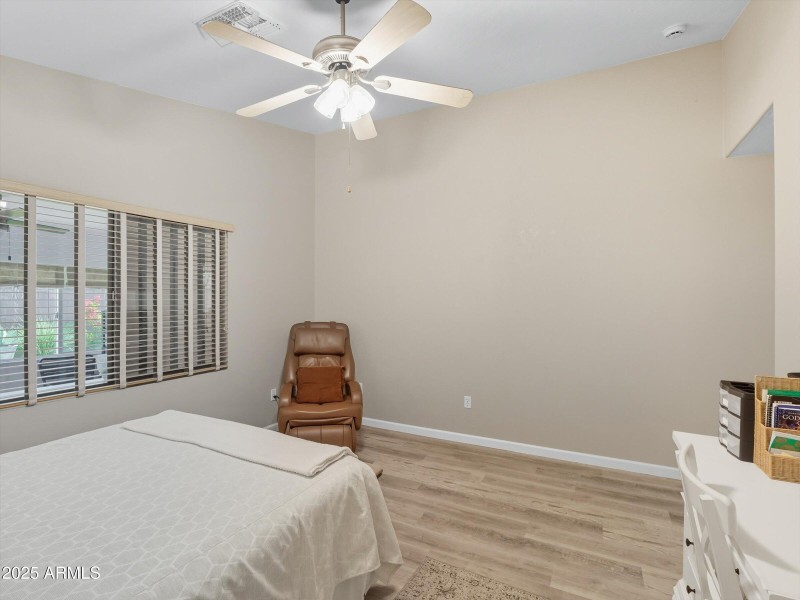 Master Bedroom4
