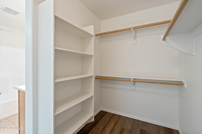20-Walk-in Closet
