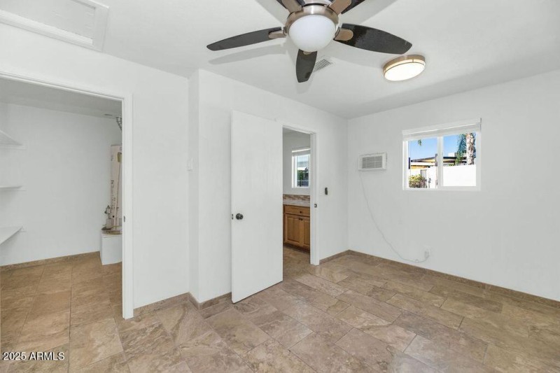 DEN & WALK-IN PANTRY