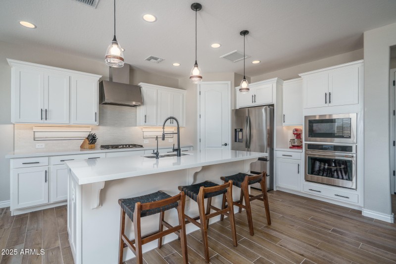 4) KITCHEN