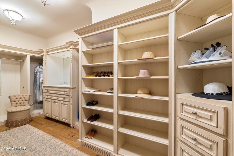 065-Walk in Closet