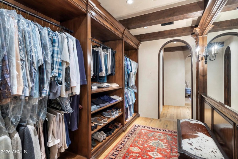 068-Walk in Closet