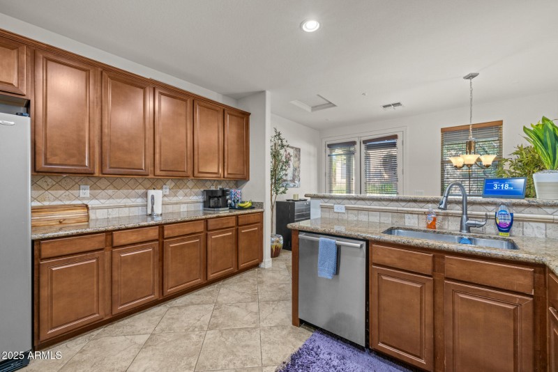 16)KITCHEN