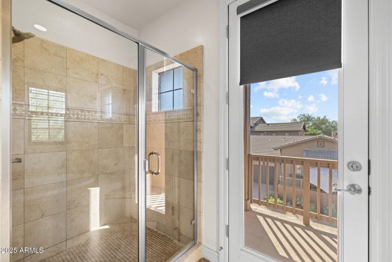 25)PRIMARY BATH UP