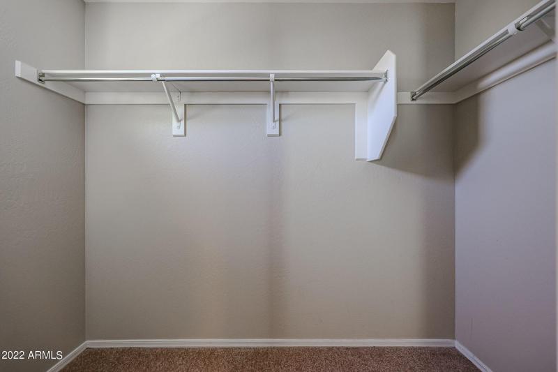 Walk-In-closet