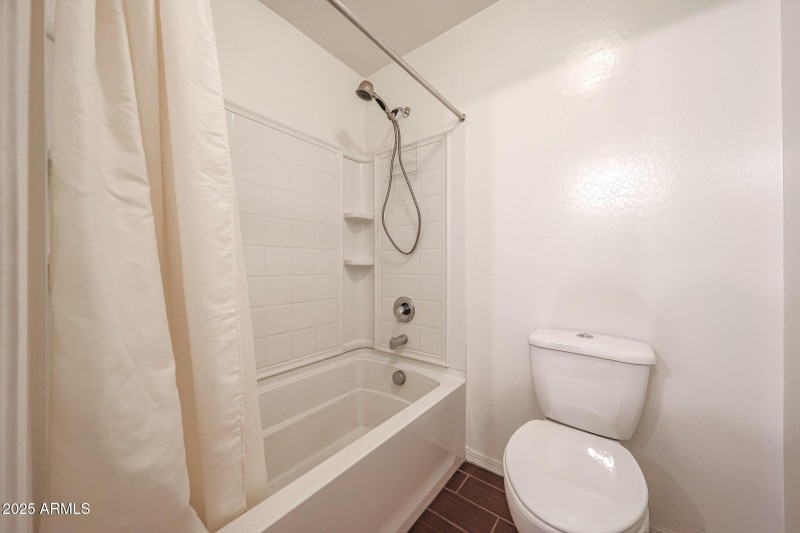 BATH 3 - BATH AND TOILET WITH DOOR SPEAR