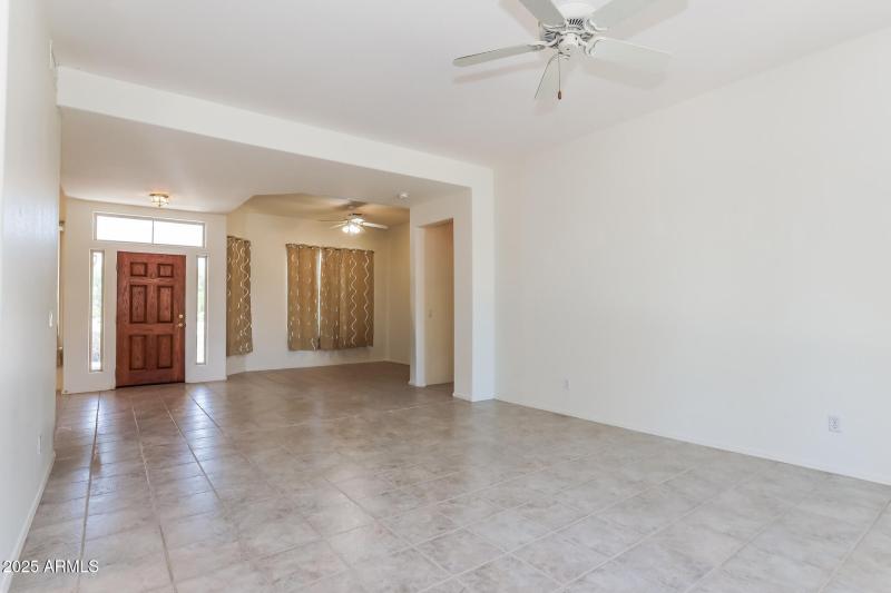 8-photo-Family-Room-2388d261-a58e-49ea-8