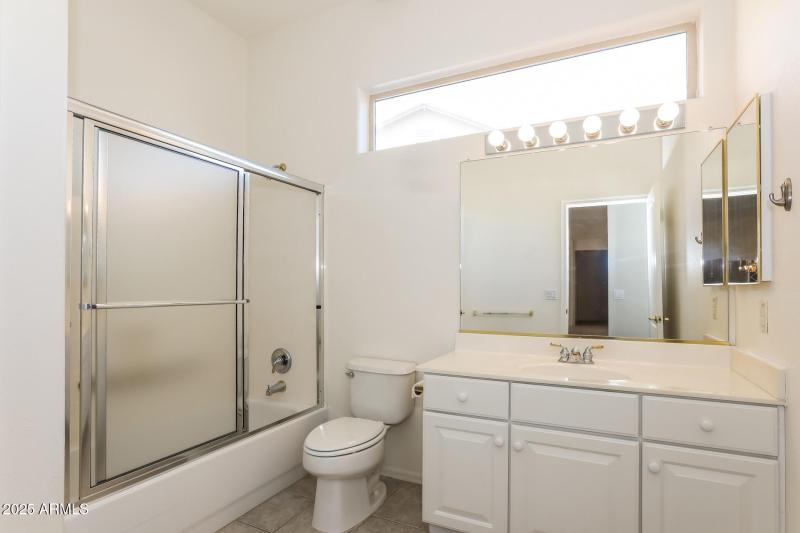 13-photo-Bathroom-9f501d6d-6e37-4c61-993