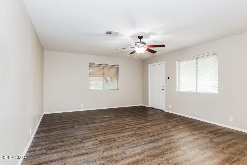 4-photo-Living-Room-61123ba7-a13a-4723-a
