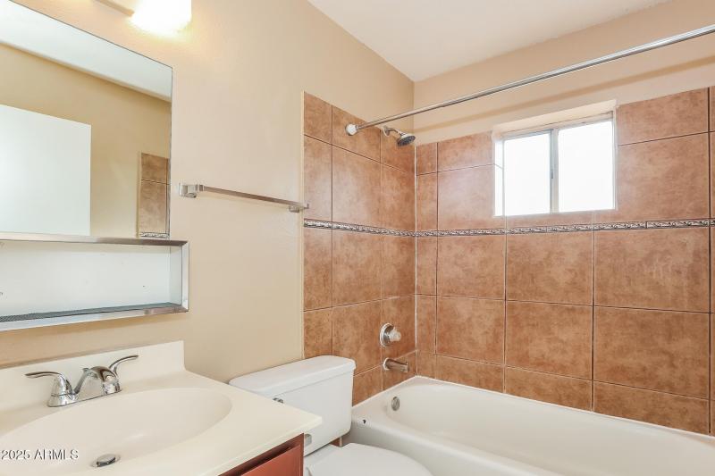 11-photo-Main-Bathroom-1123e661-65b0-40b