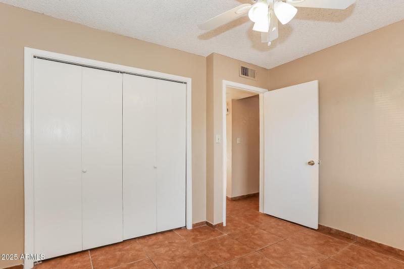 12-photo-Bedroom-768cbfdb-f03a-4473-a202