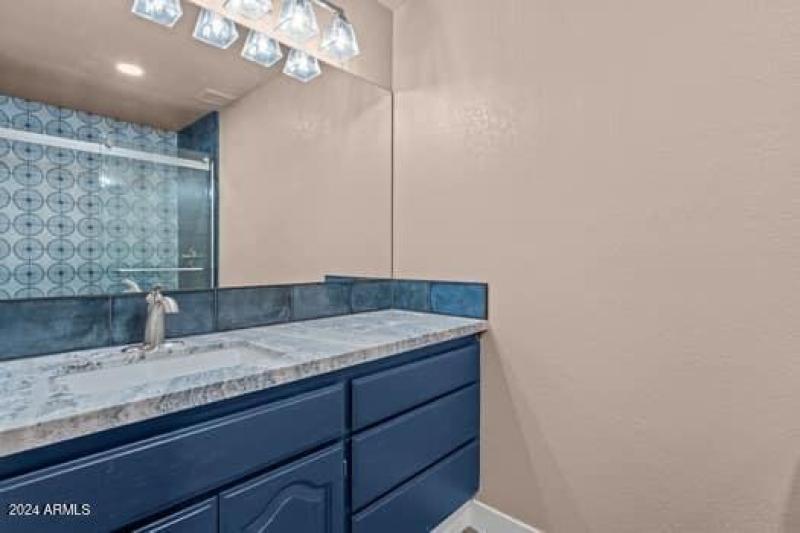 large-0193083a-233e-73ec-9fc8-8231075c6e