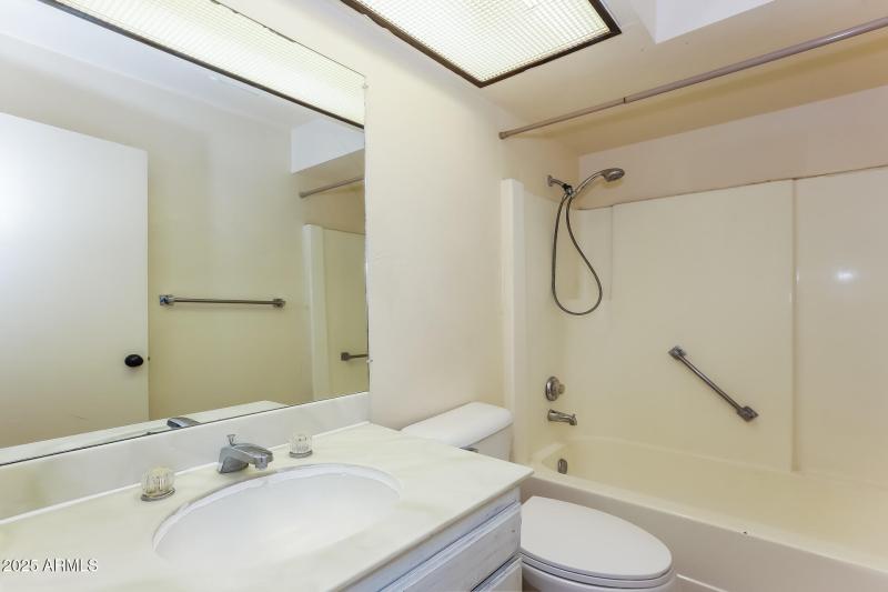15-photo-Bathroom-c86b8b36-ee89-412b-893