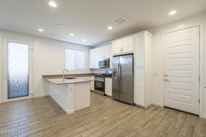 Full kitchen w/gas stove