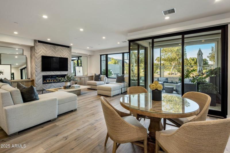 Breakfast Nook / Living Room