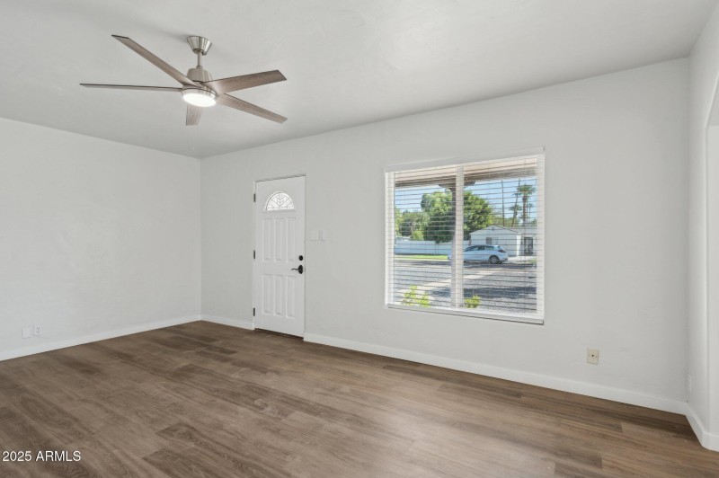 7-web-or-mls-2310-e-amelia-ave