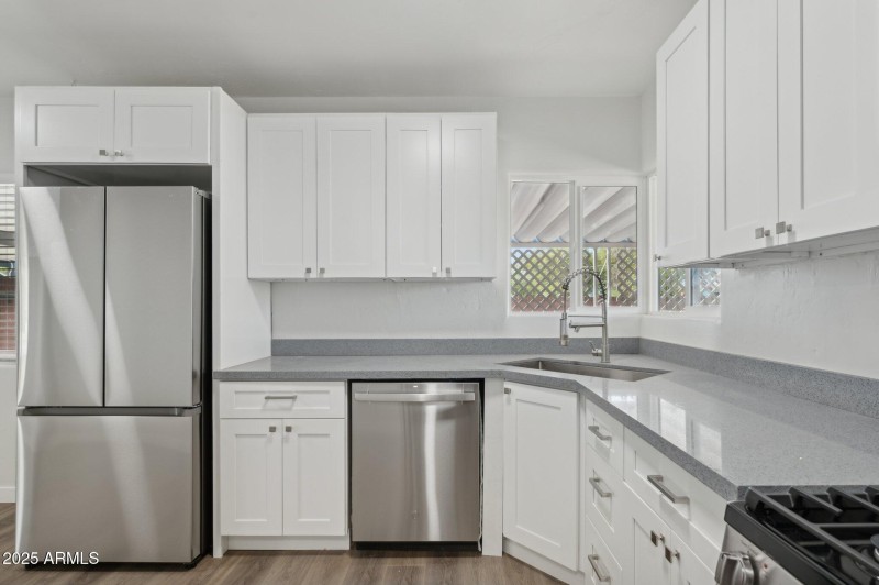 11-web-or-mls-2310-e-amelia-ave