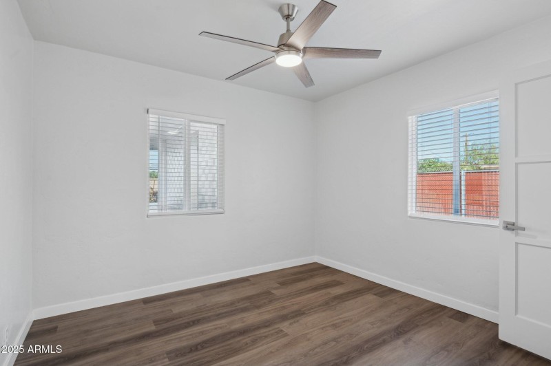 20-web-or-mls-2310-e-amelia-ave