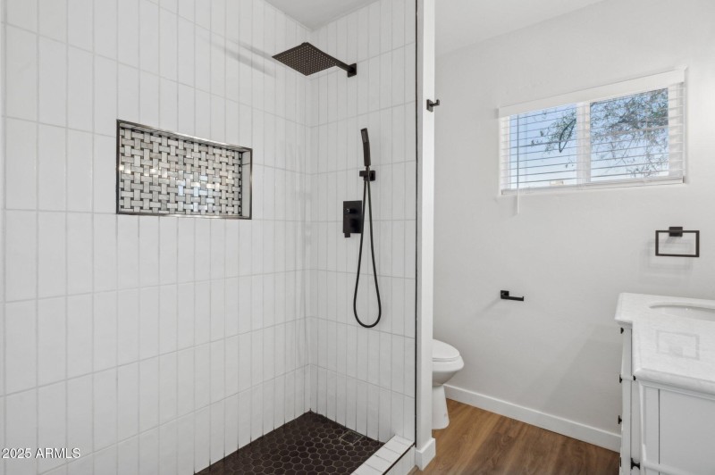 23-web-or-mls-2310-e-amelia-ave