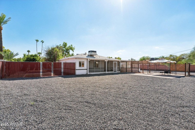 34-web-or-mls-2310-e-amelia-ave