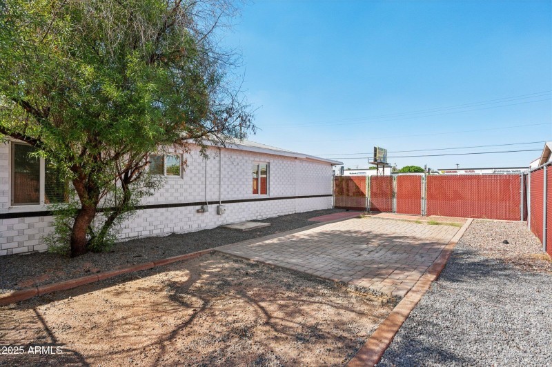 36-web-or-mls-2310-e-amelia-ave