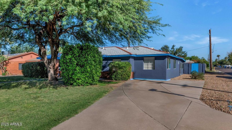 846 E Ocotillo Rd-large-001-026-846 E Oc