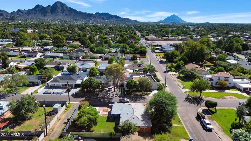 846 E Ocotillo Rd-large-004-001-846 E Oc