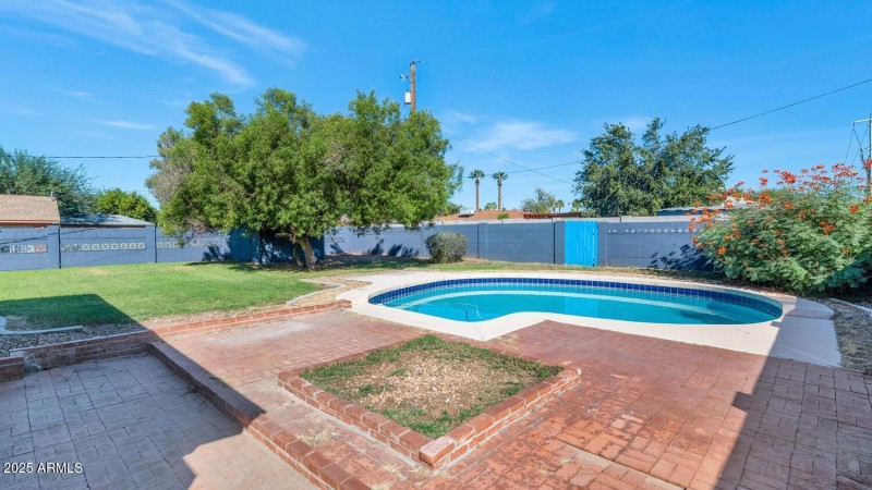 846 E Ocotillo Rd-large-031-039-846 E Oc