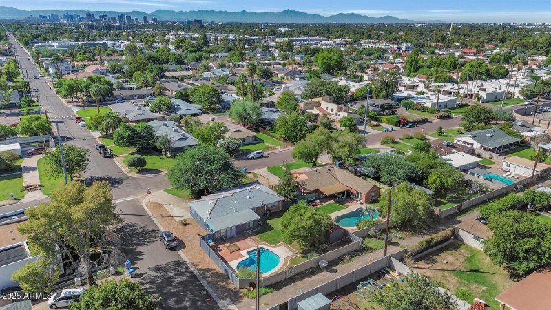 846 E Ocotillo Rd-large-033-003-846 E Oc