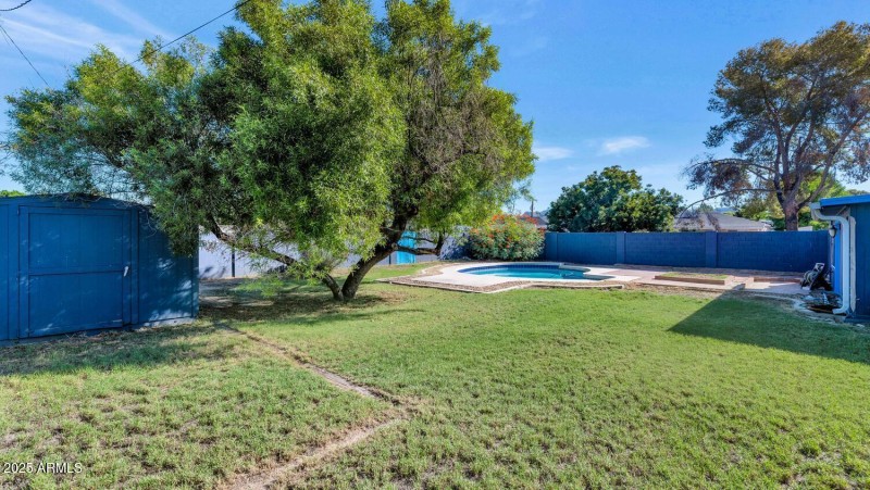 846 E Ocotillo Rd-large-034-035-846 E Oc