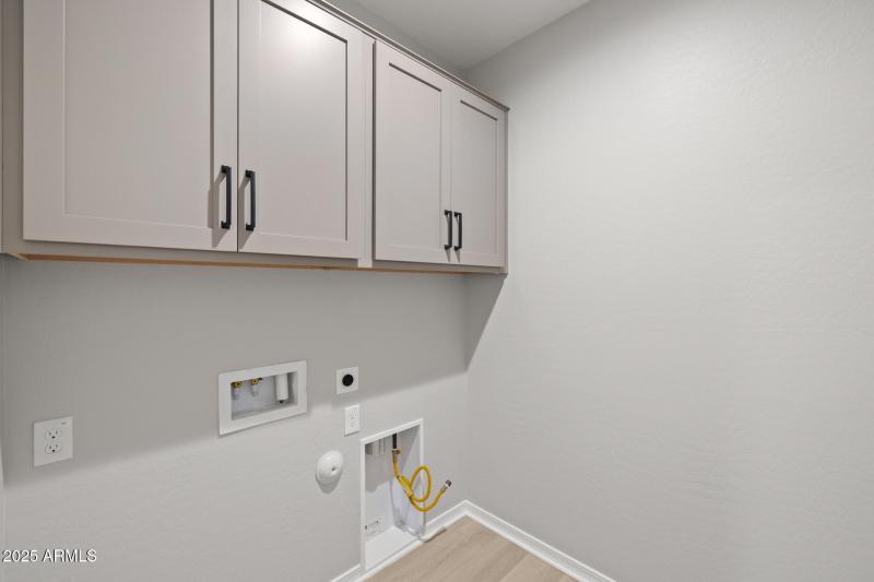 28)LAUNDRY ROOM