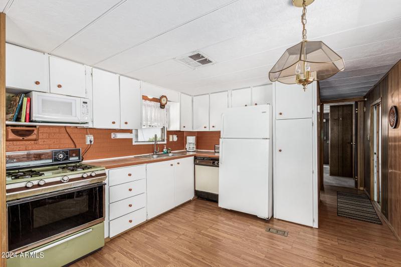 KITCHEN FEATURES
